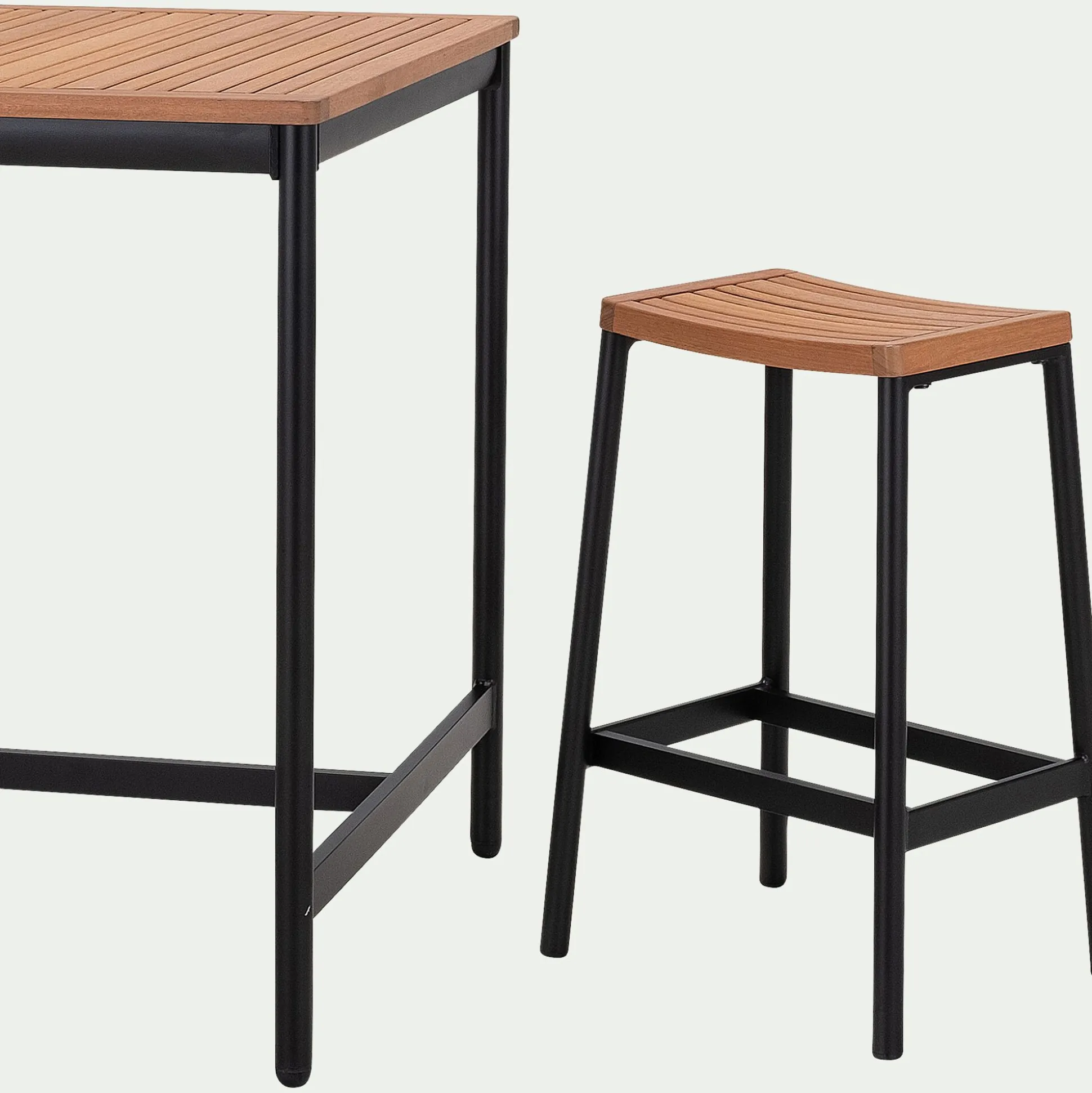 Table haute de repas jardin en eucalyptus - bois clair (6 places)