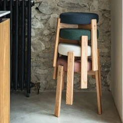 Tabouret bas en bois de frêne et tissu H45cm - vert cèdre