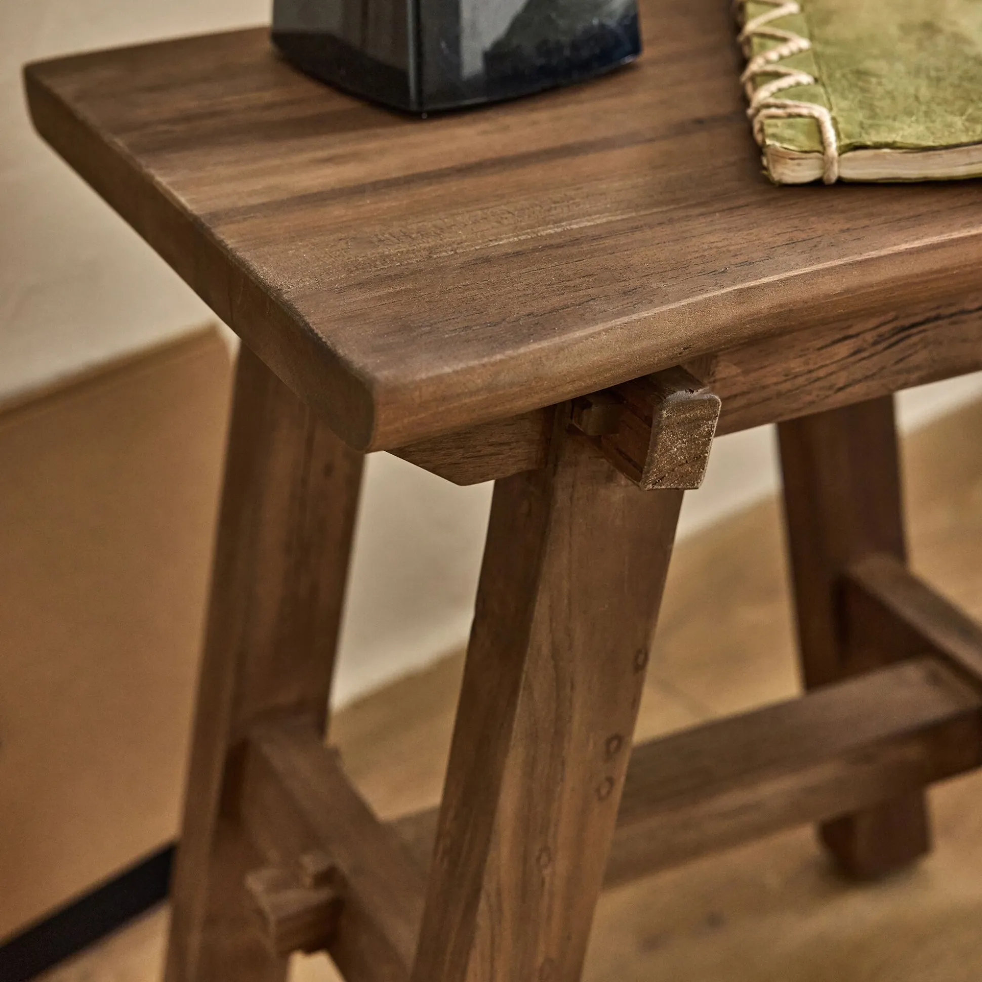 Tabouret bas en teck recyclé H45cm - bois foncé