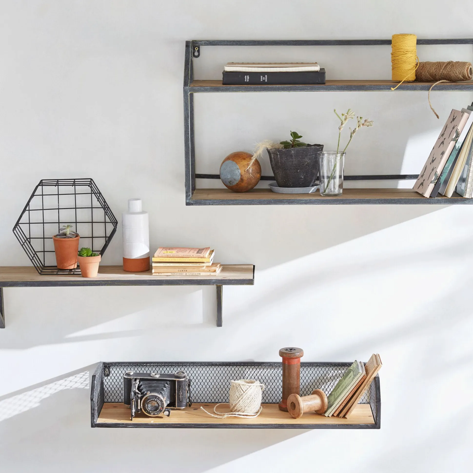 Étagère murale grillagée en bois et métal - noir L67cm
