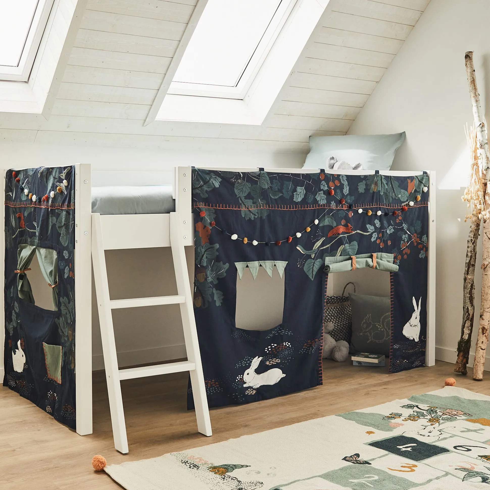 Tente de lit enfant à motifs sous-bois - bleu