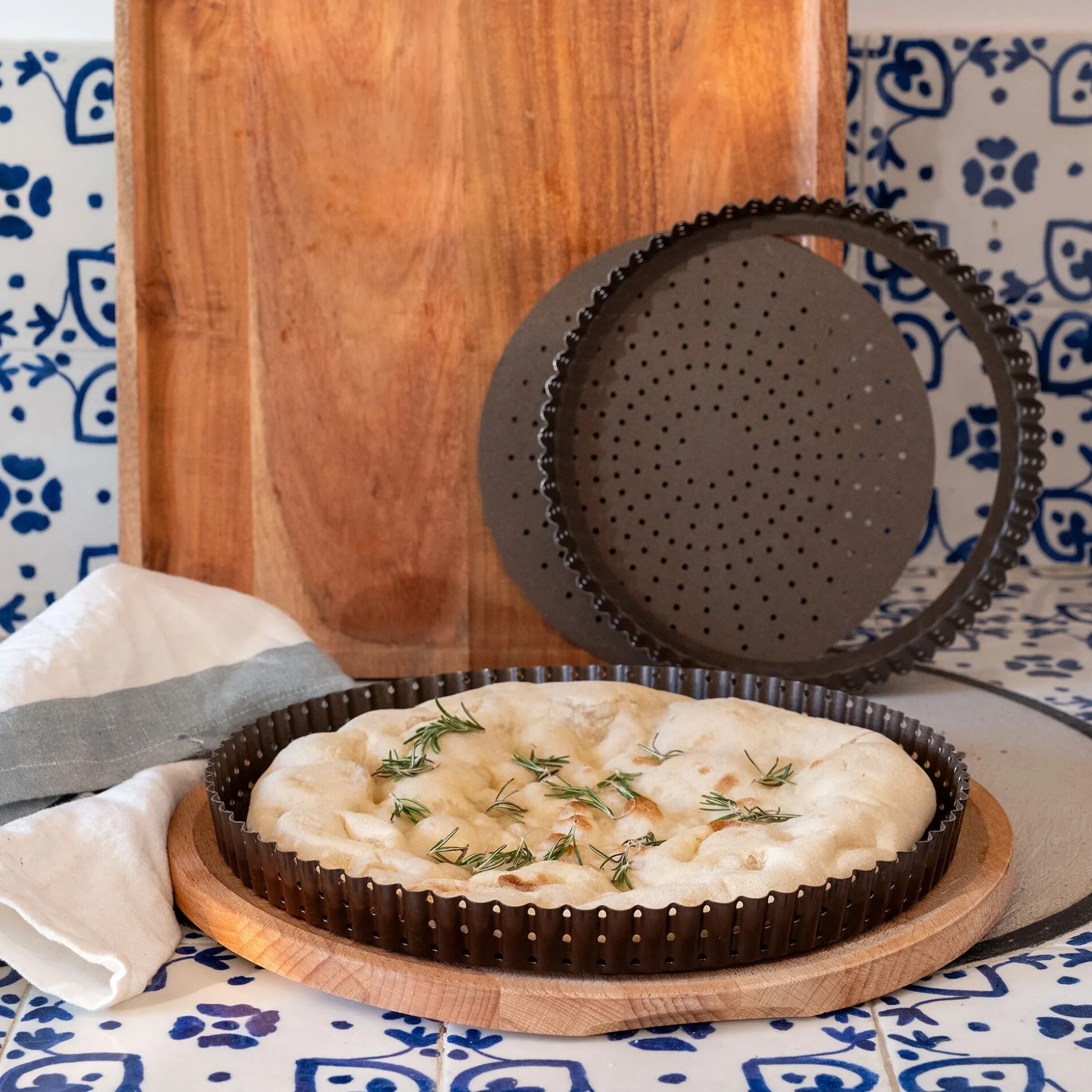 Tourtière cannelée perforée en acier D24cm - marron