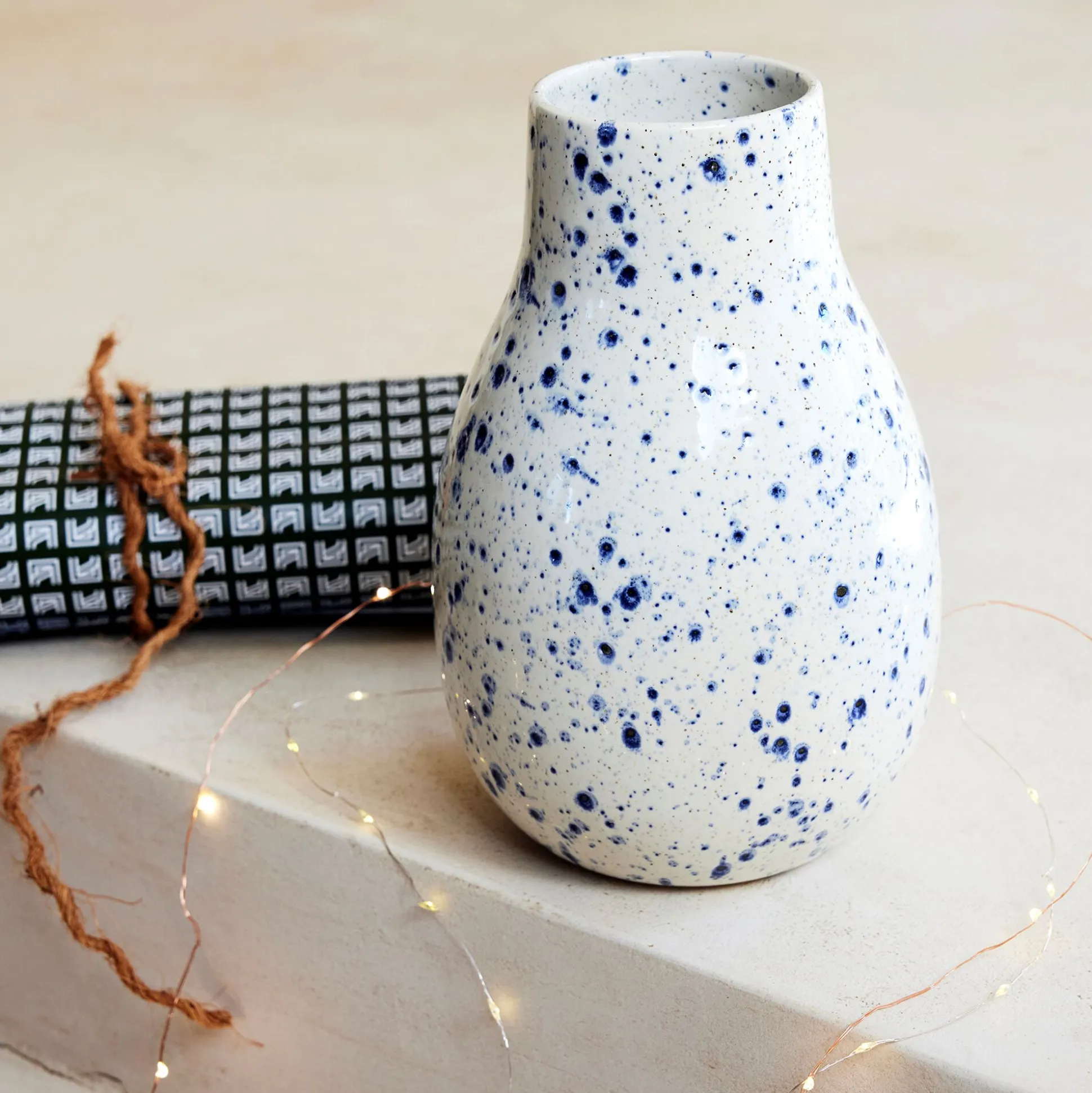 Vase classique en faiënce tachée H24cm - blanc