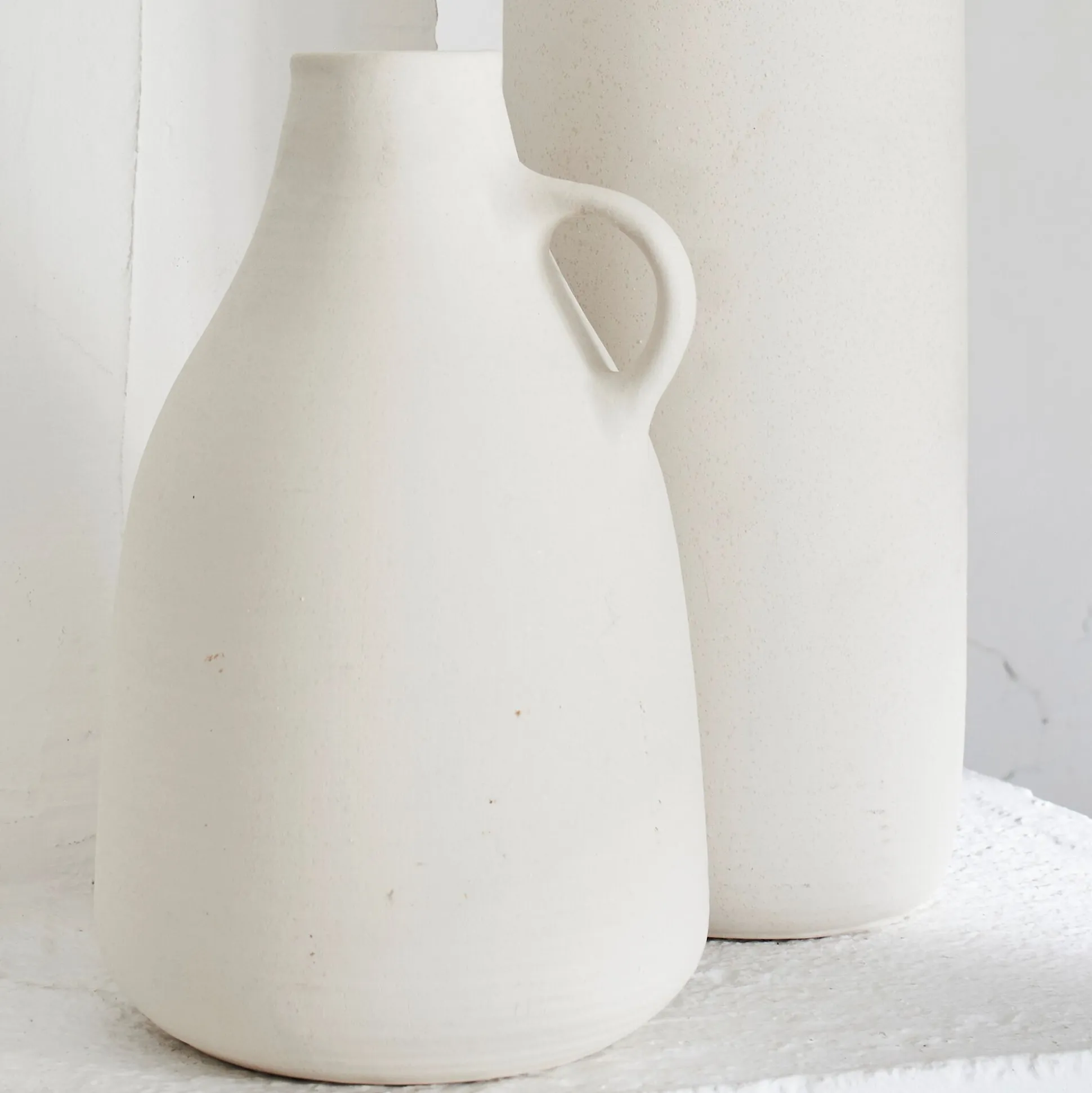 Vase pichet en faïence H27cm - blanc