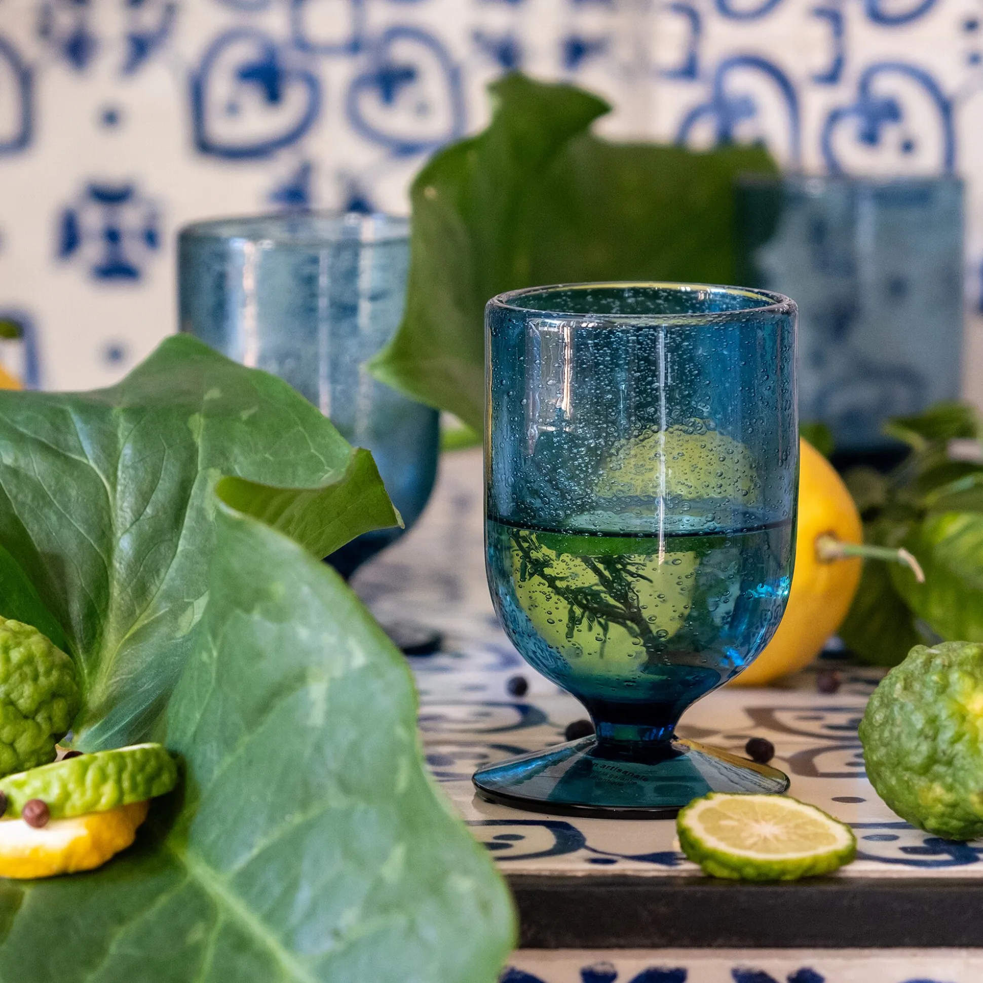 Verre à pied en verre bullé 25cl - bleu